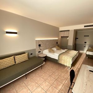 Zimmer mit Kingsize-Bett im Nebengebäude
